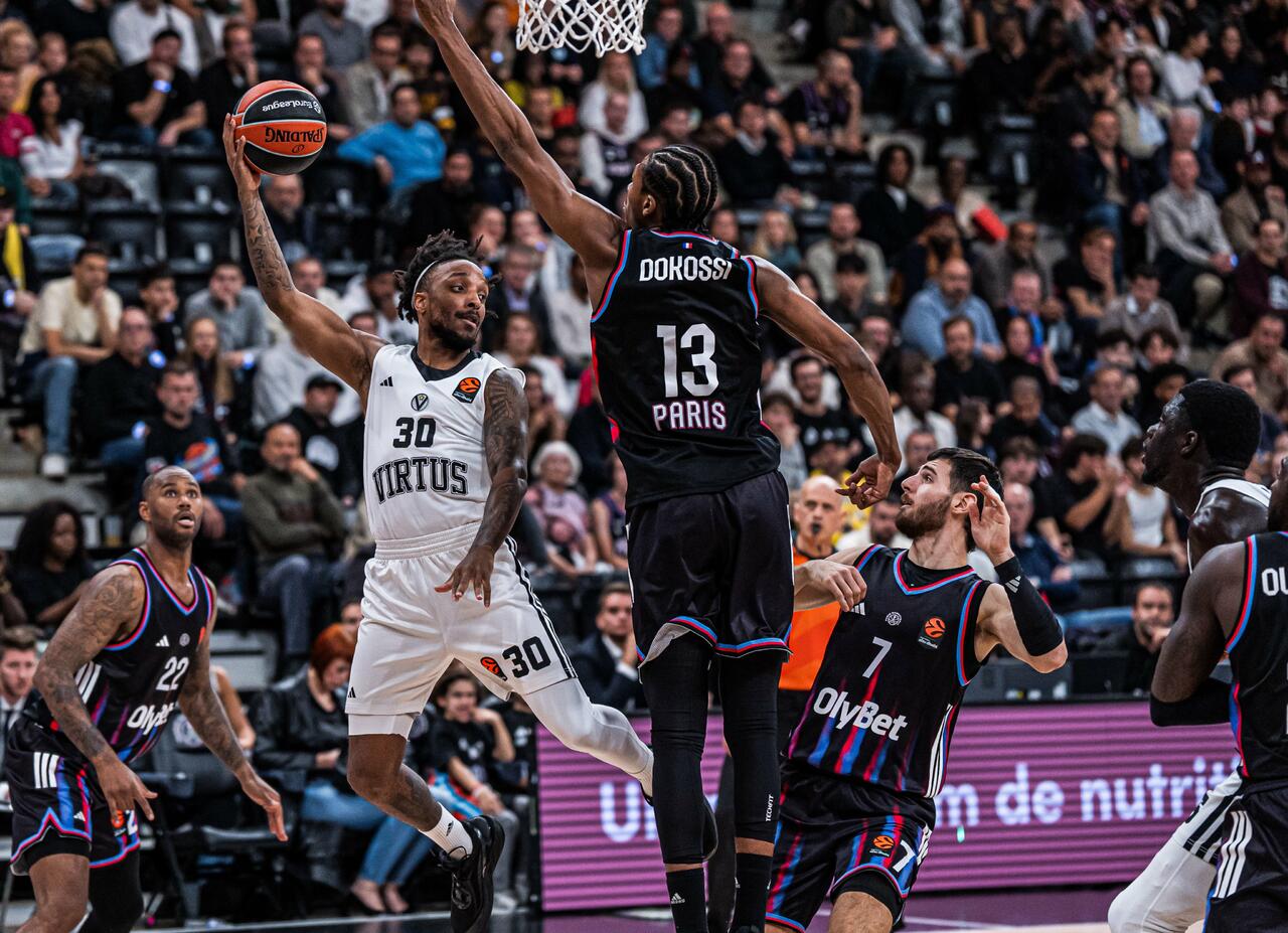 Matt Morgan in azione di tiro contro Paris Basketball