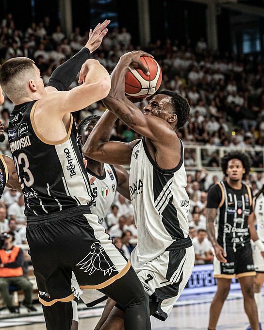 Saliou Niang in azione con la Virtus