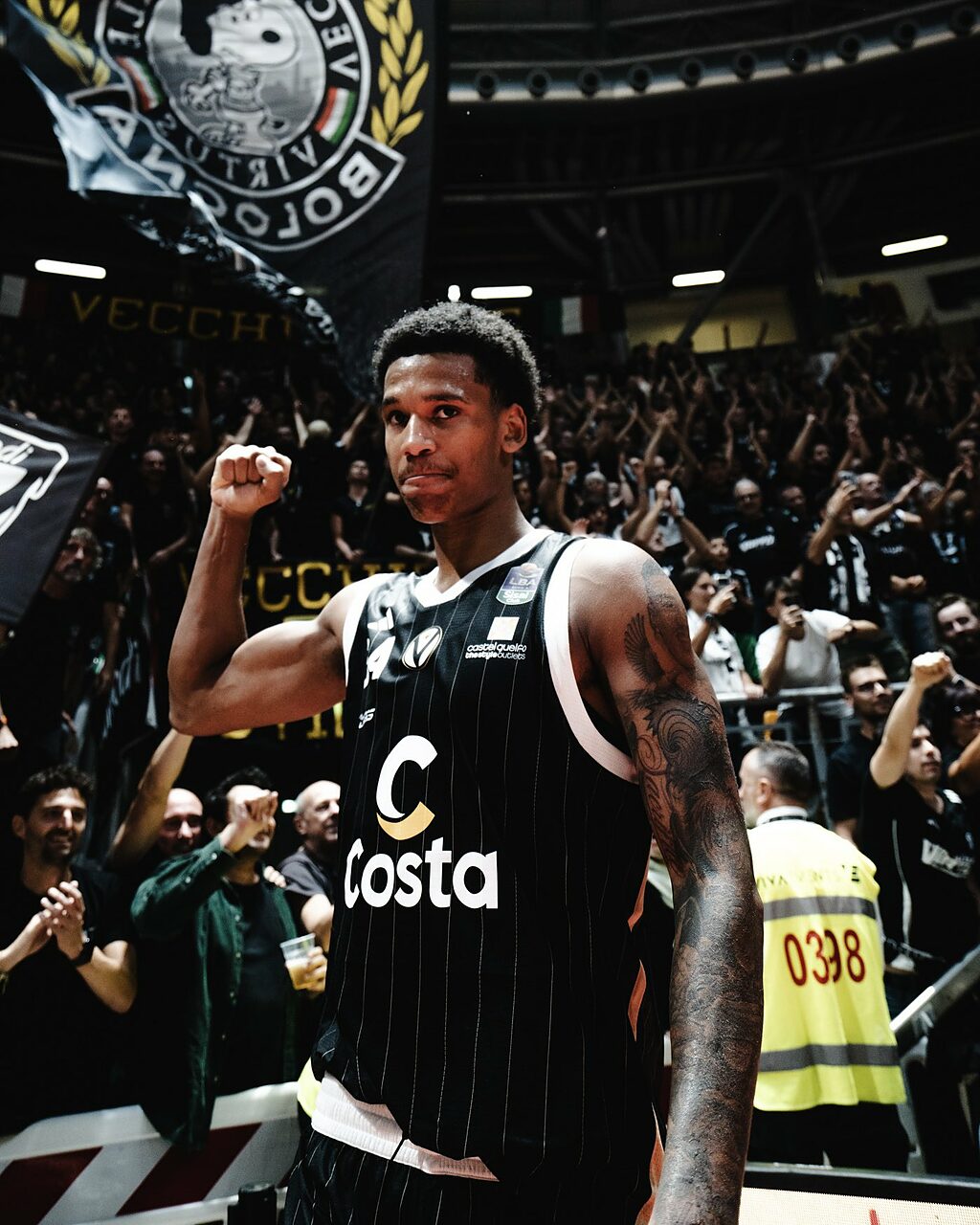 Bobi Klintman esulta con i tifosi della Virtus