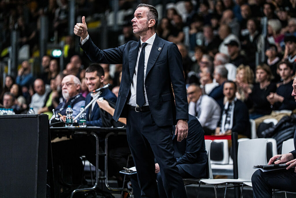 Daniele Parente manda indicazioni alla Virtus durante un match