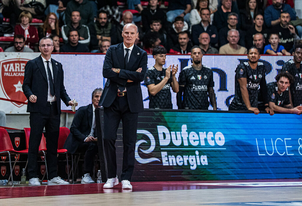 Dusko Ivanovic allena la Virtus contro Varese in LBA