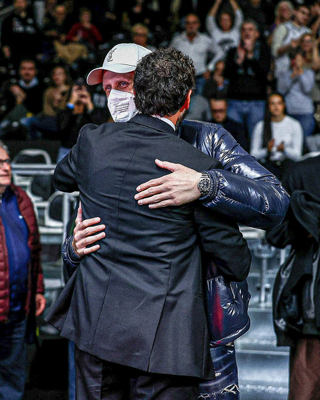 Marco Belinelli e Achille Polonara si abbracciano durante la BeliNight