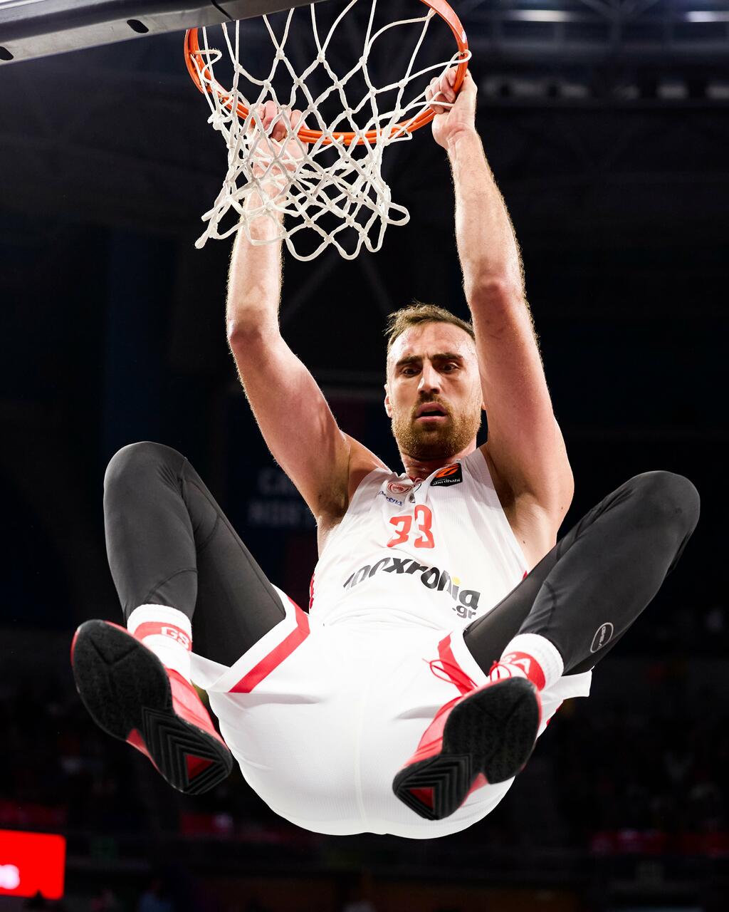 Nikola Milutinov, dominante contro il Baskonia