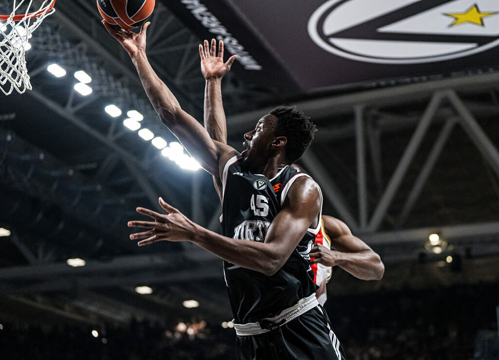 Nikola Akele in azione con la Virtus