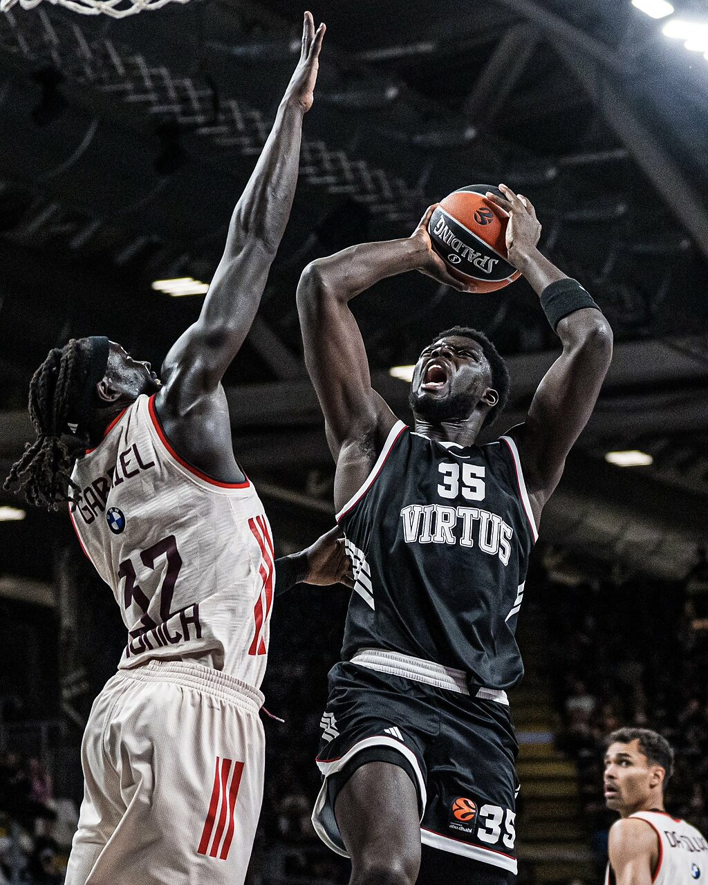 Momo Diouf in azione con la Virtus