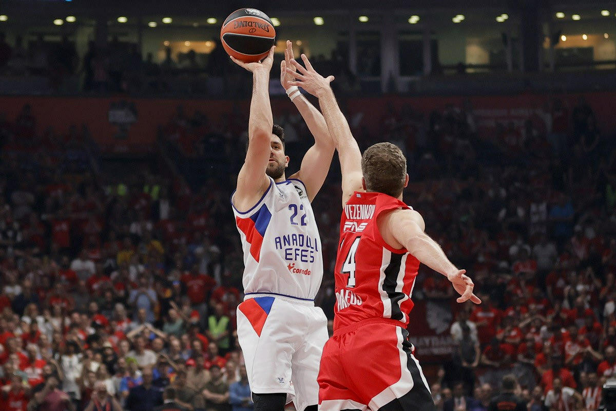 Il tiro di Vasa Micic che Sasha Vezenkov vuole sicuramente dimenticare. Belgrado, 2022, la semifinale...