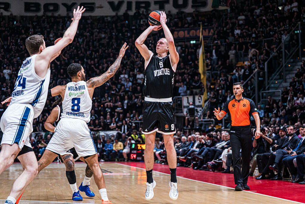 Alen Smailagic in azione con la Virtus