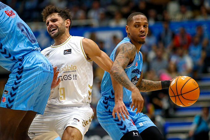 Russell in azione contro Burgos