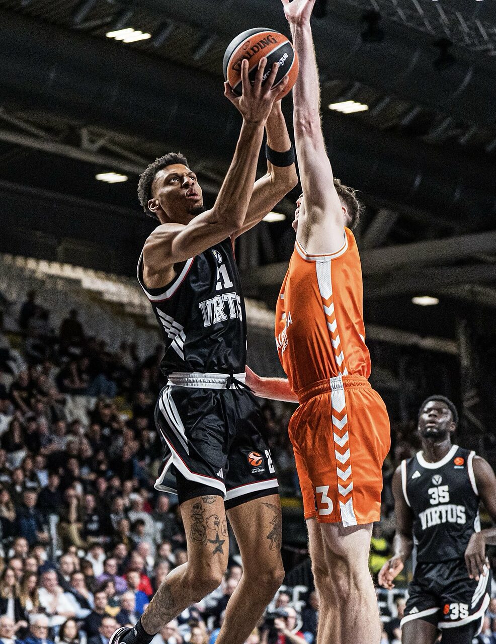Derrick Alston Jr in azione con la Virtus