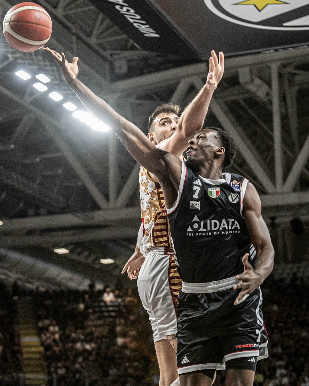 Saliou Niang in azione con la Virtus