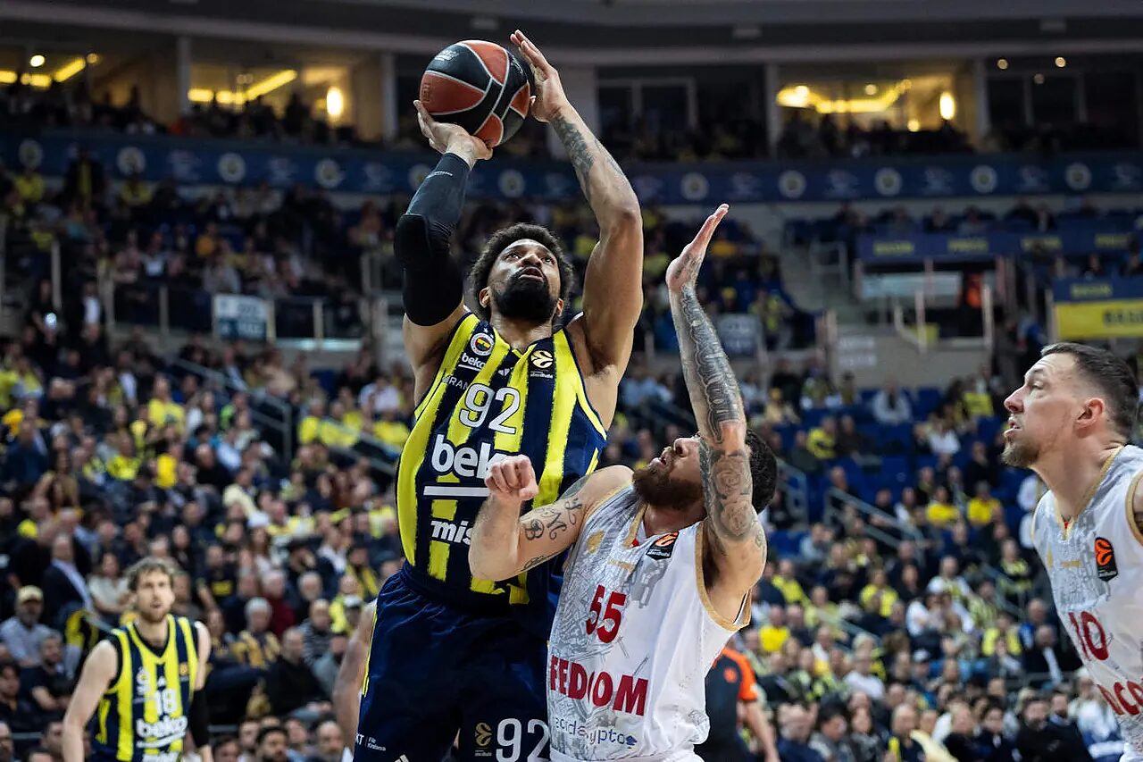 Khem Birch saluta il Fener