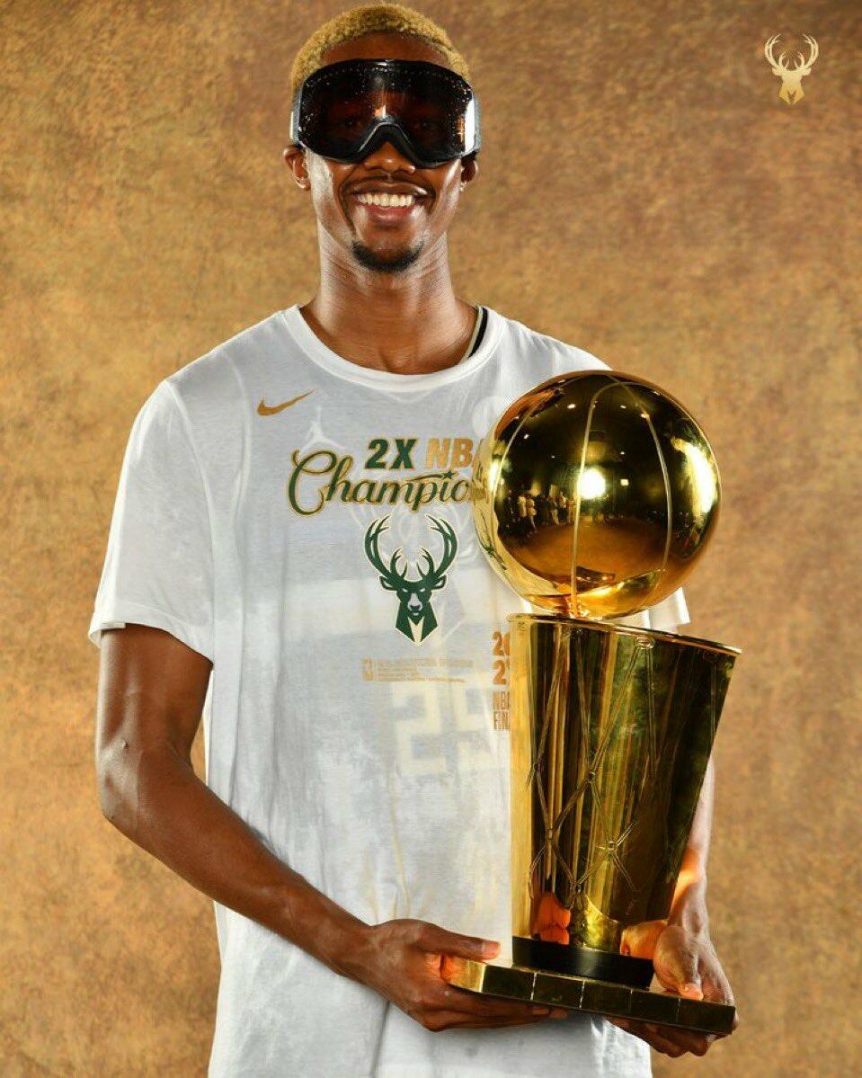 Diakite posa con il trofeo NBA