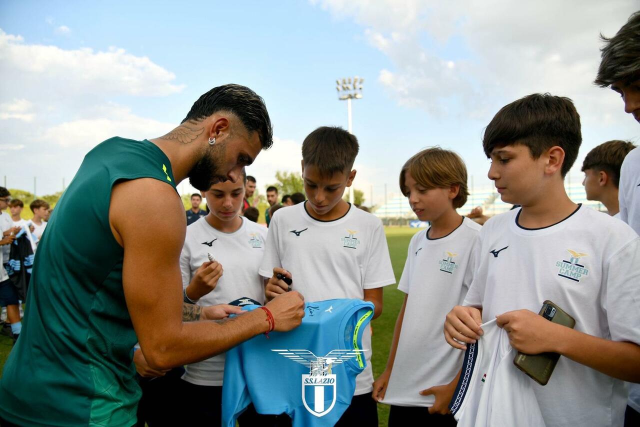 Castellanos firma autografi dopo l'allenamento