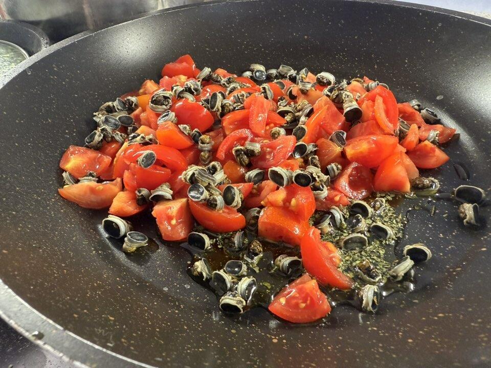 cottura del pomodoro con le patelle