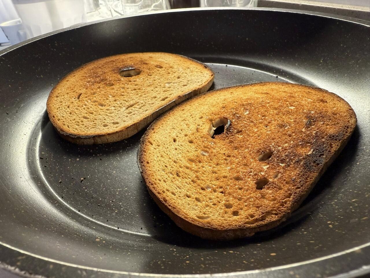 fette di pane rustico tostate in padella