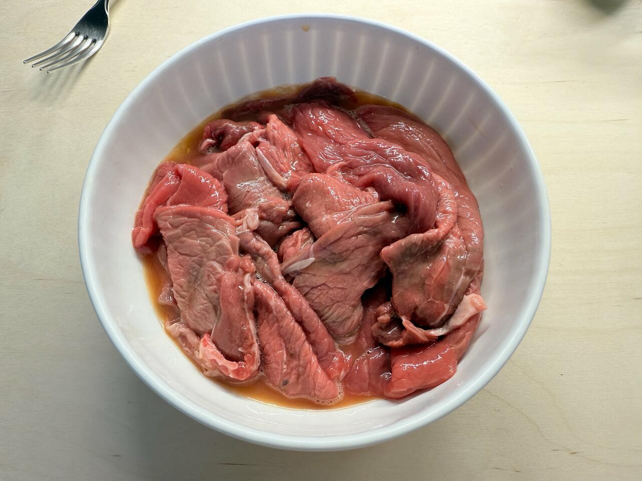 fettine di carne in immissione con uova sbattute