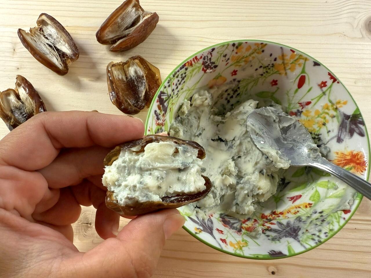 dattero farcito di gorgonzola con il cucchiaino
