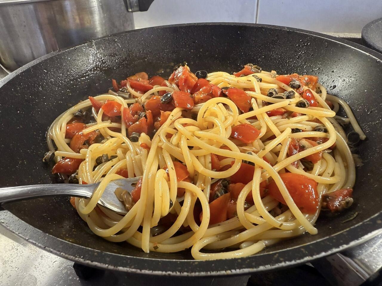 aggiunta degli spaghetti al sugo