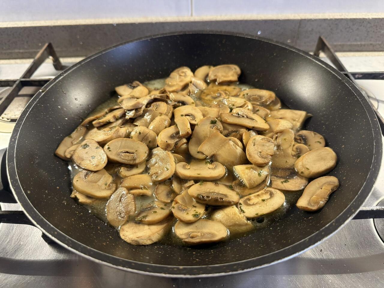 funghi saltati in padella a metà cottura