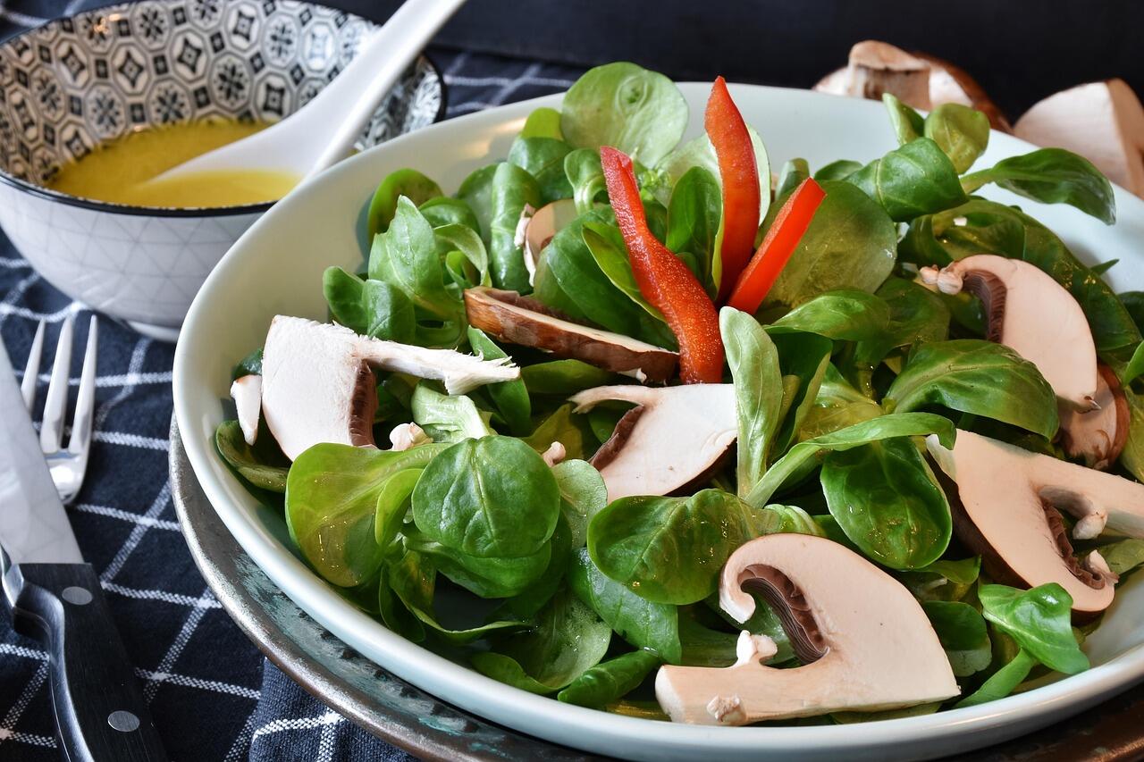 insalata mista di funghi freschi e peperoni