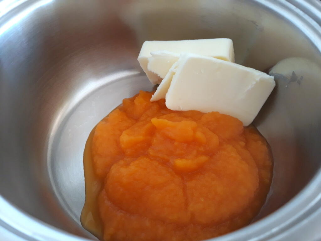 purea di zucca in un pentolino con burro