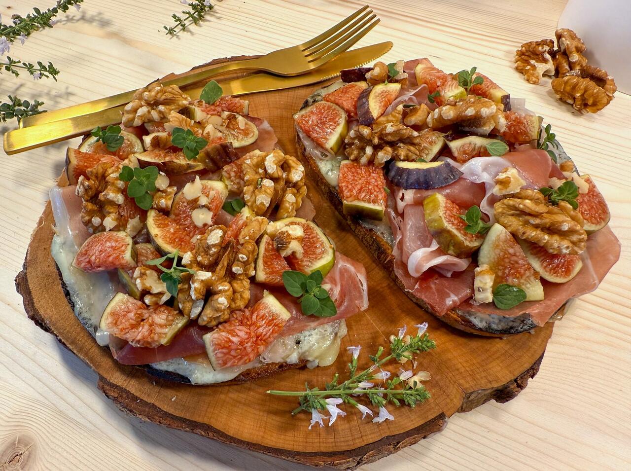 bruschette di settembre fichi crudo e gorgonzola