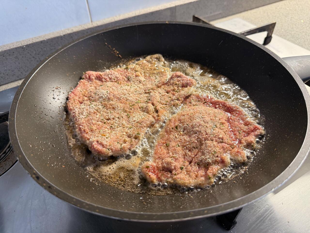 cotolette chetogeniche in padella che friggono