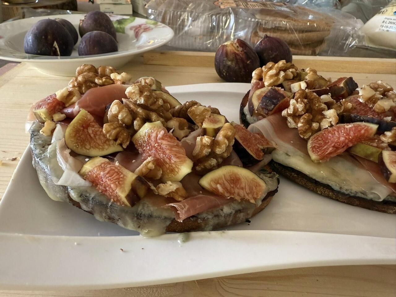 bruschette farcite con crudo gorgonzola e fichi freschi