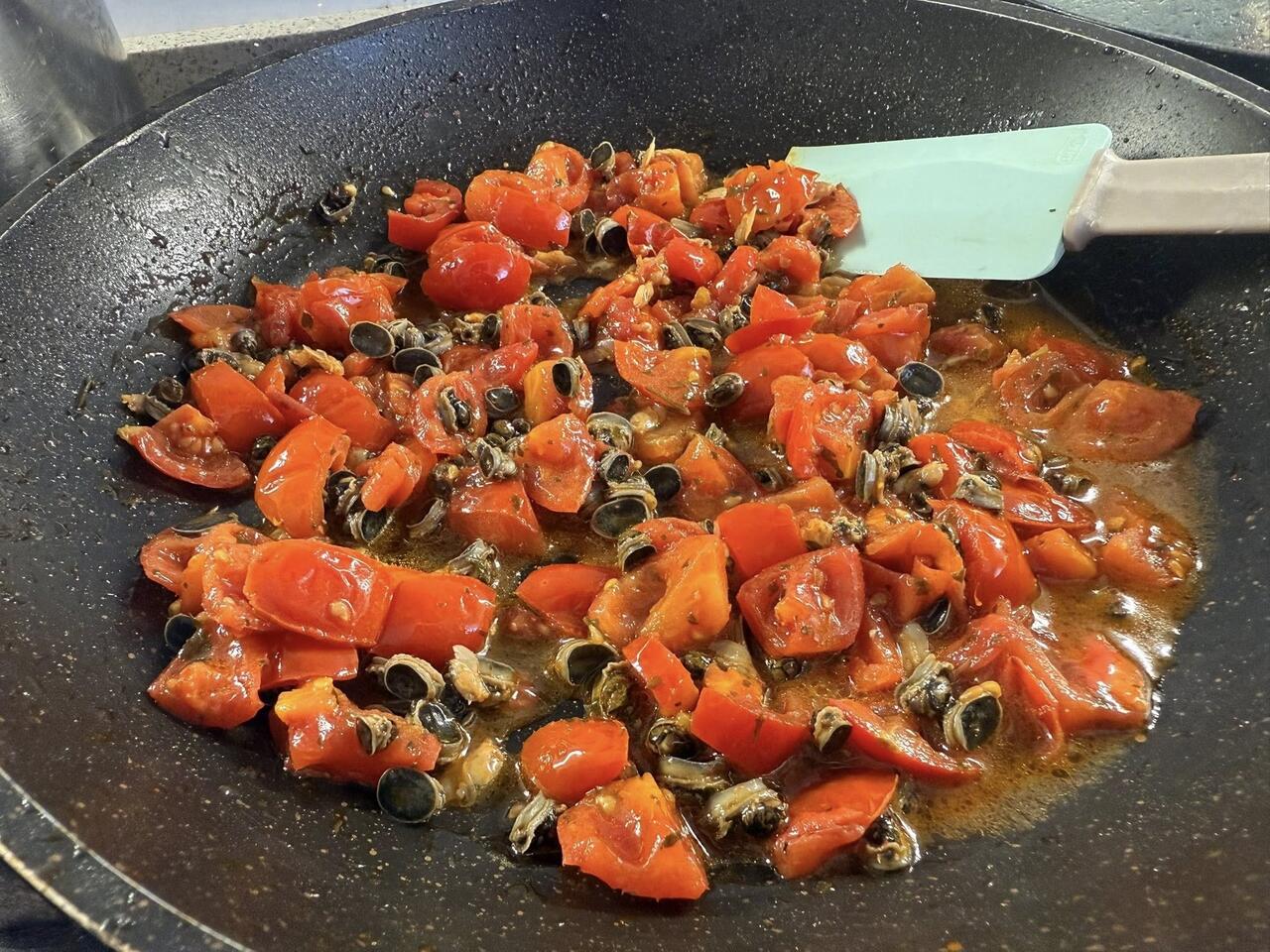 padella con sugo di pomodorini e patelle
