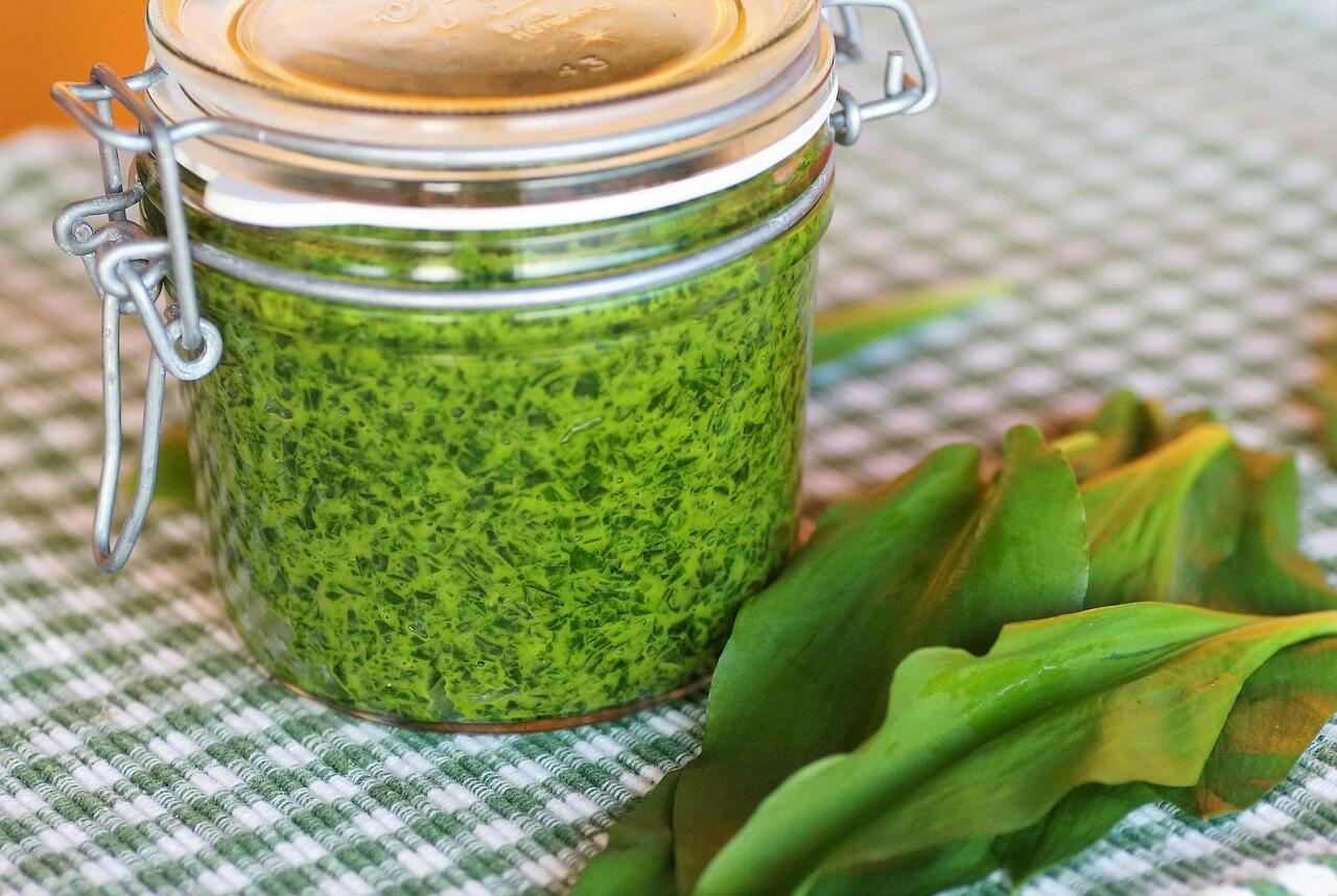 pesto di basilico in boccia