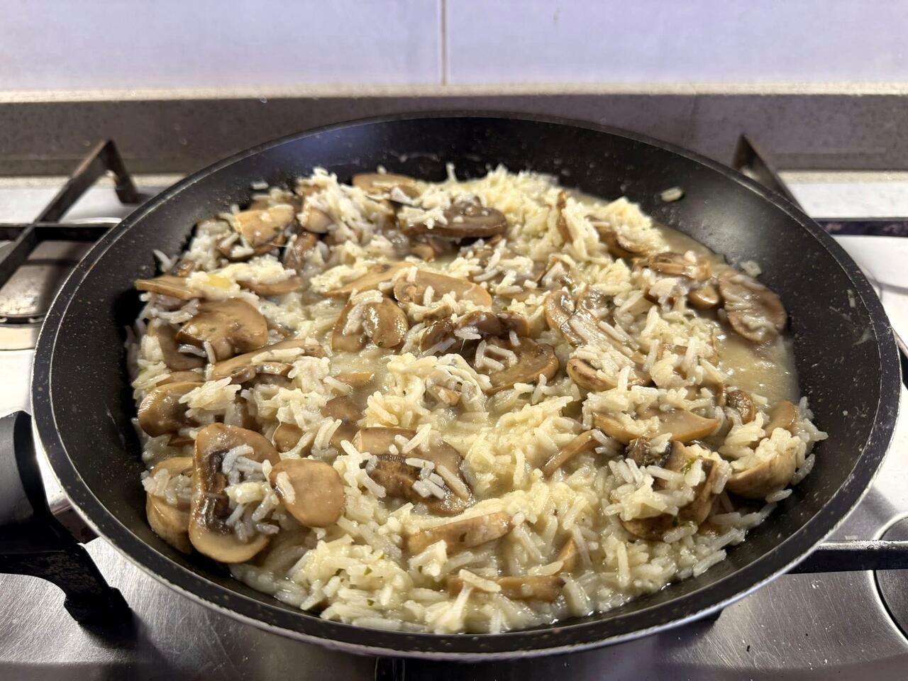 mantecatura del riso assieme ai funghi