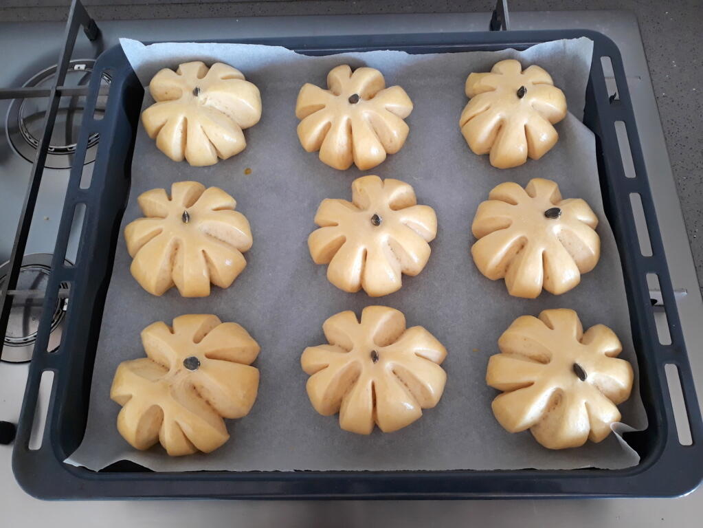 brioche di zucca in teglia con seme di zucca sopra