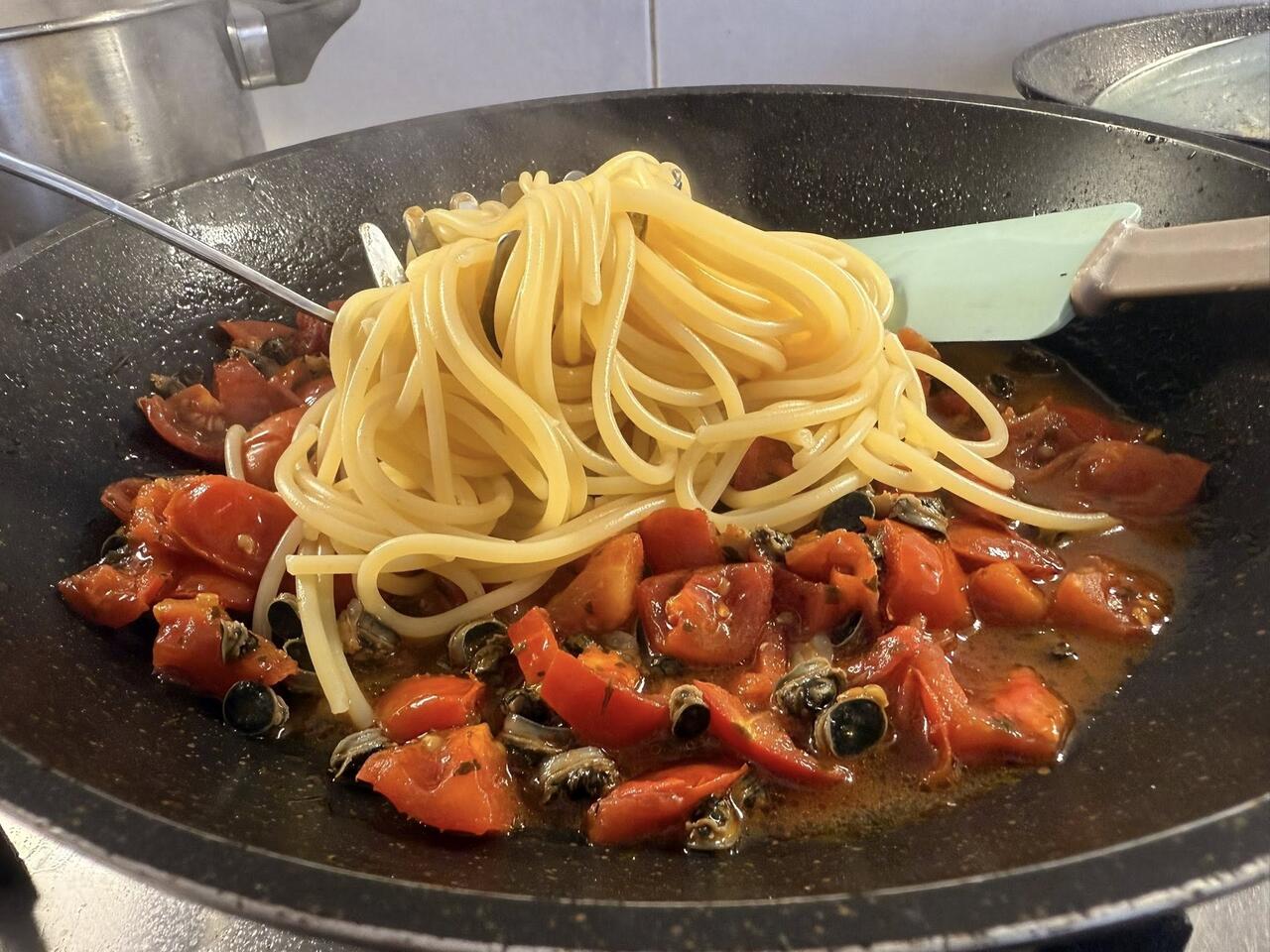 spaghetti scolati in padella