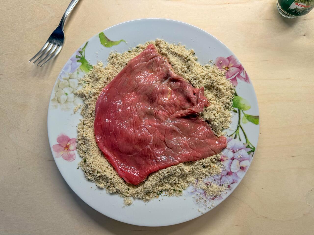 fettina di carne sulla panatura