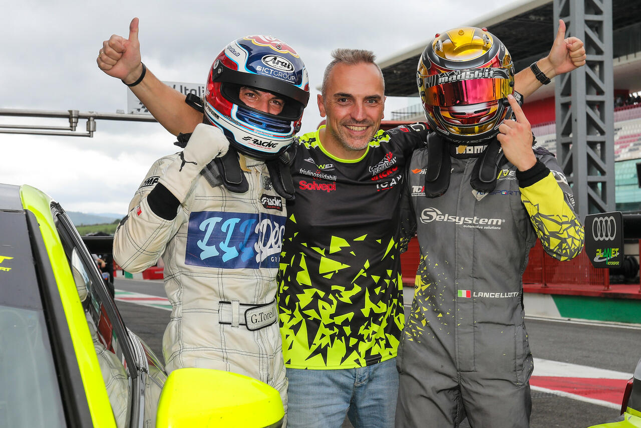 Il duo Planet Motorsport festeggia dopo la doppietta