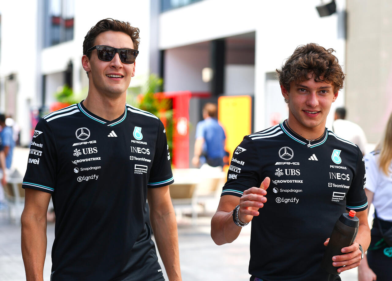 Antonelli Russell Mercedes Paddock F1 2025