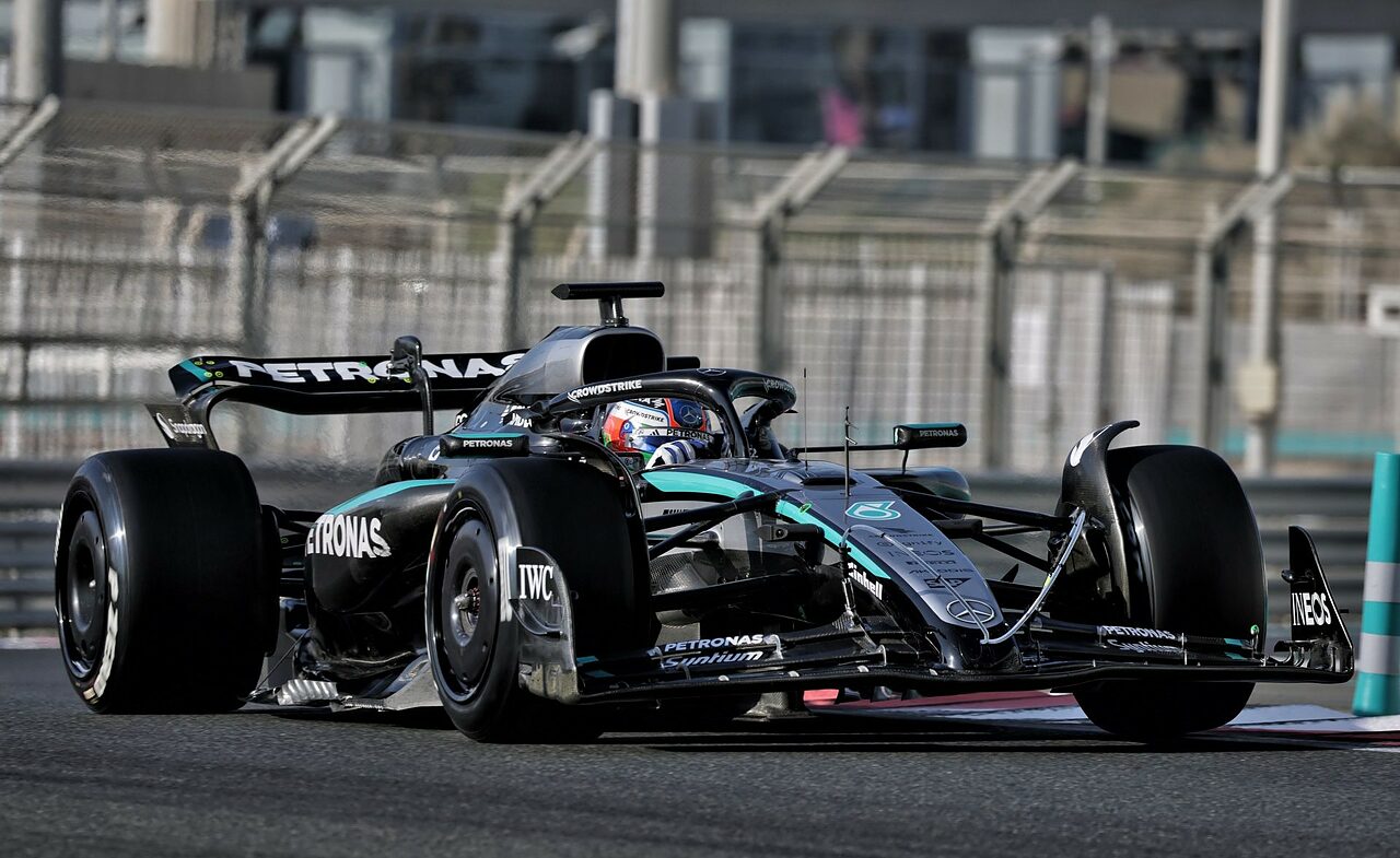 L'ala anteriore della Mercedes si apre durante i test per il 2026 ad Abu Dhabi.