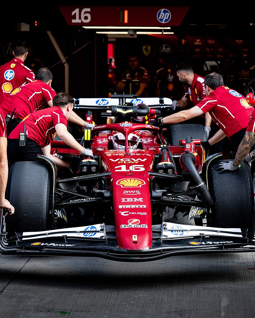 Le cerniere messe sull'anteriore della Sf-25 per flettere l'ala.