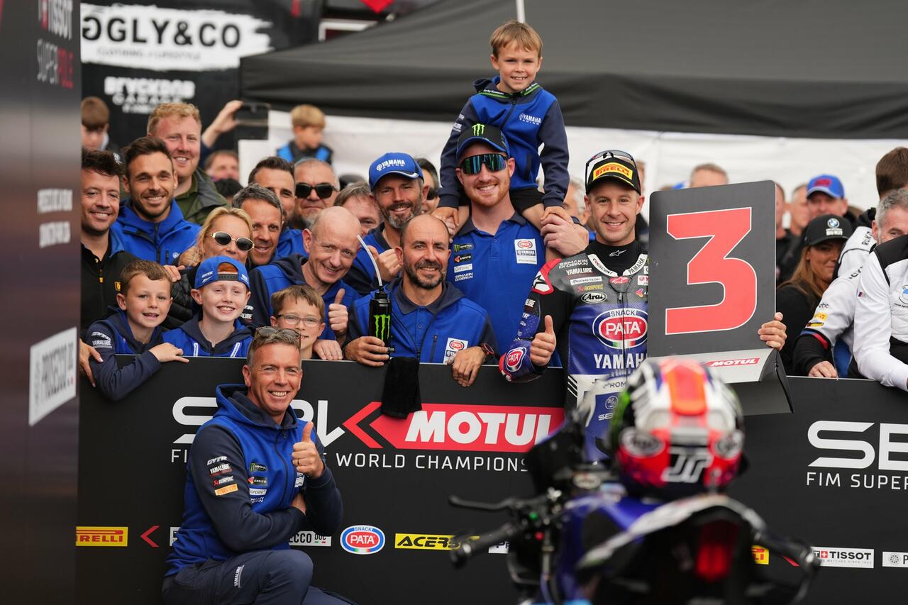 jonathan rea sul podio con yamaha