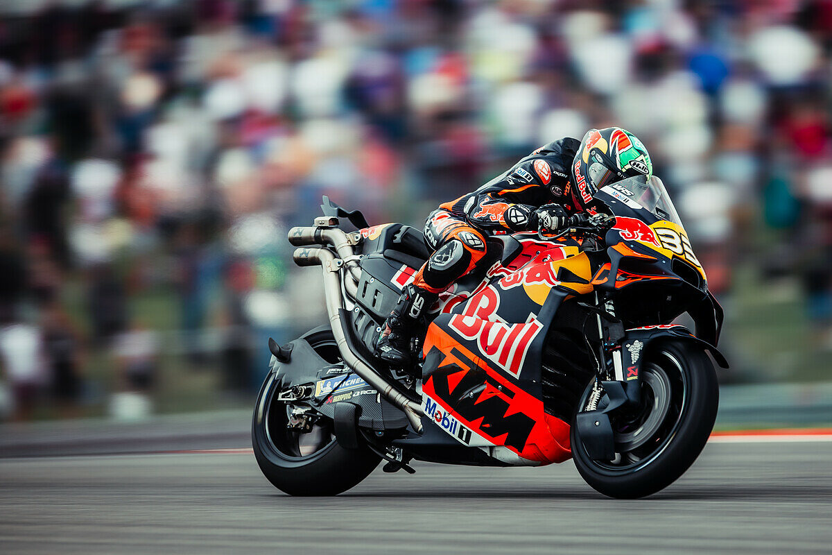 brad binder in pista nel 2025