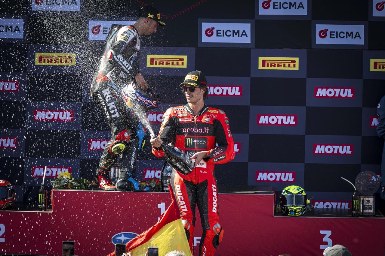 nicolò bulega sul podio di gara 1 estoril 2025