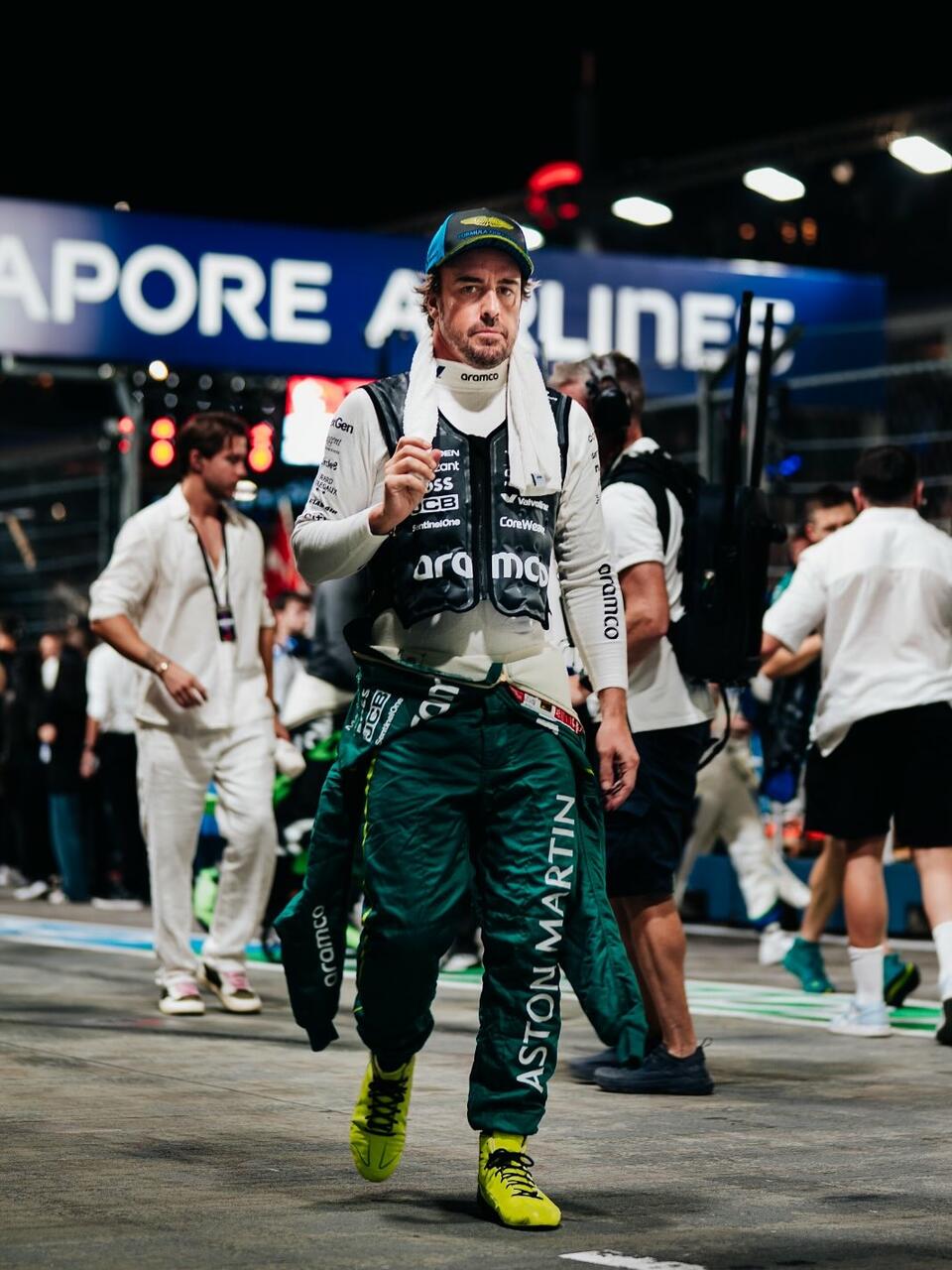 Alonso cammina in pit lane.