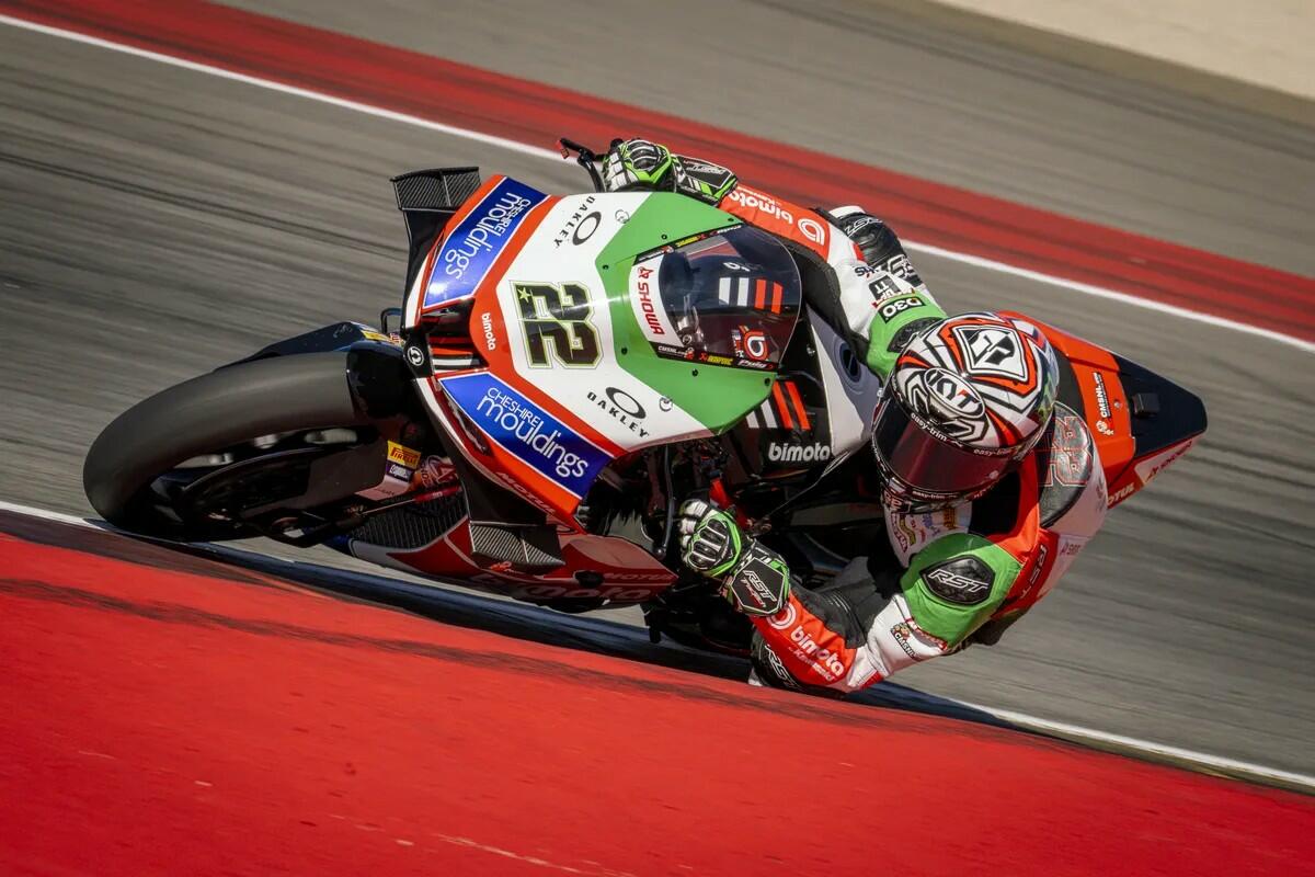 Alex Lowes in pista con il team Bimota