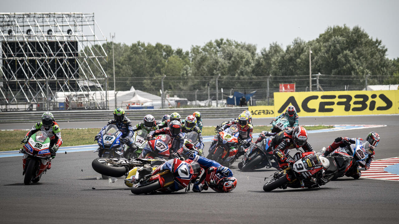 incidente in curva 1 in superbike a balaton 2025