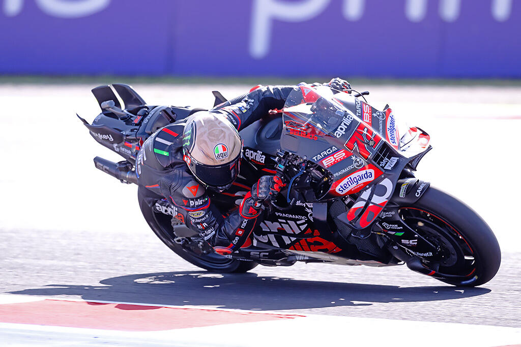 marco bezzecchi in pista nel sabato di misano 2025