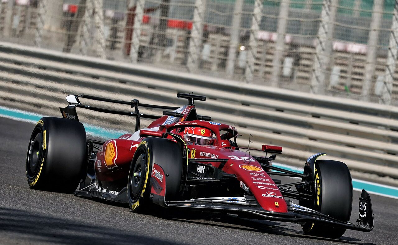 La Ferrari cerca di simulare la X-Mode sull'ala anteriore.