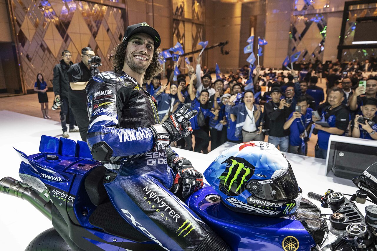 Alex Rins nella presentazione in Indonesia