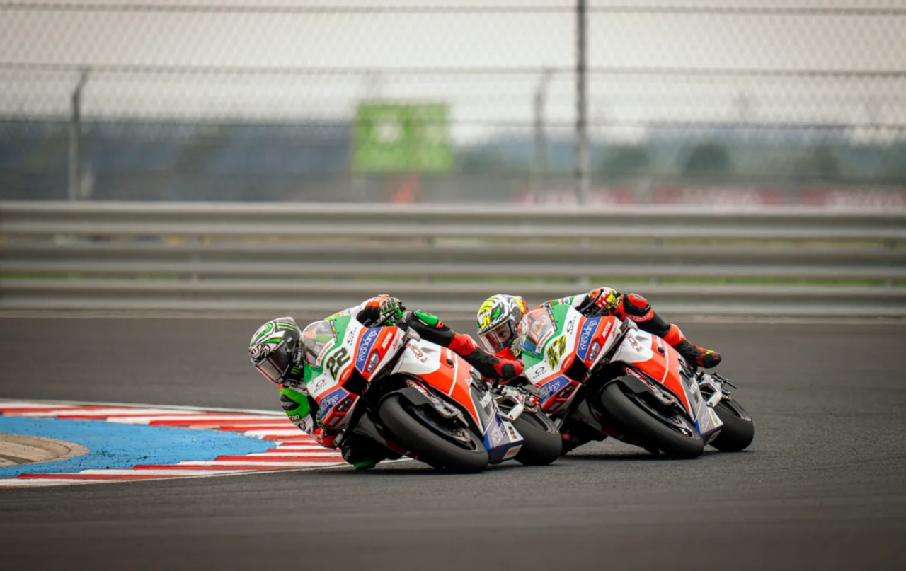 alex lowes e axel bassani in pista a balaton con bimota