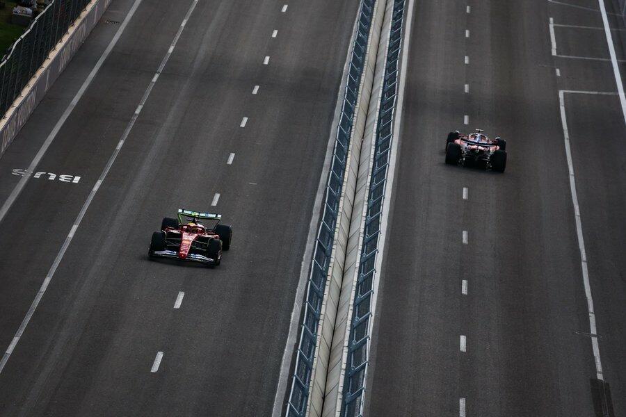 Lewis Hamilton e Charles Leclerc in azione sul circuito cittadino di Baku