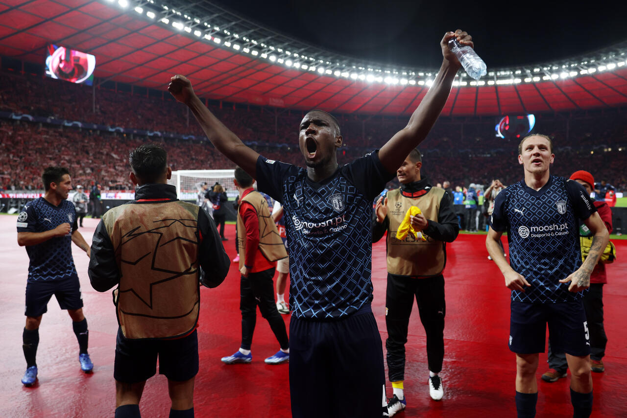 Niakate con la maglia del Braga mentre esulta
